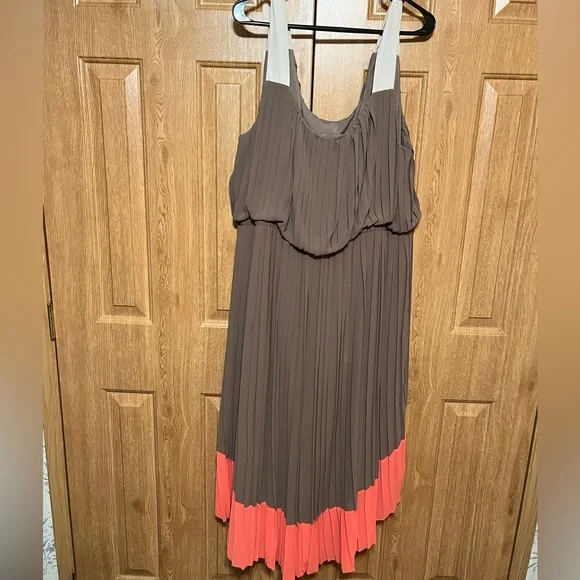 Women's Jessica Simpson Pleated Colorblock Dress Cross back - Picture 2 of 3